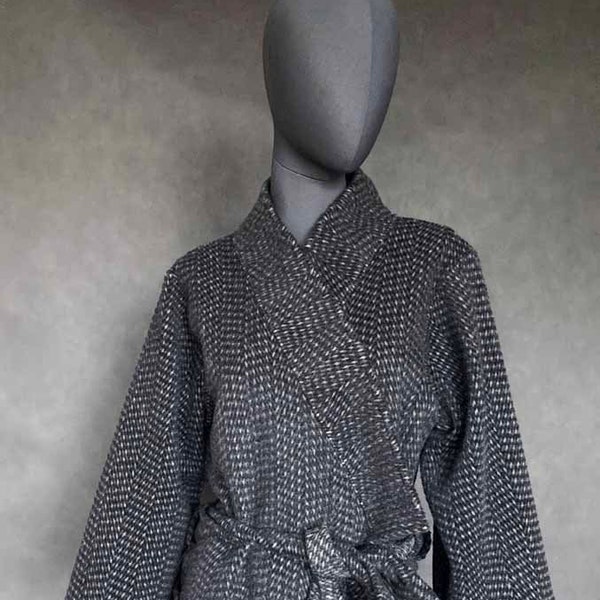Kimono Płaszcz 100% wełna alpaka szary melanż zdobiony kwiatami.