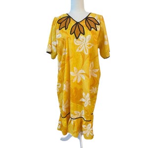 Vintage Womens Hawaiian Floral Kaftan Muumuu Yellow