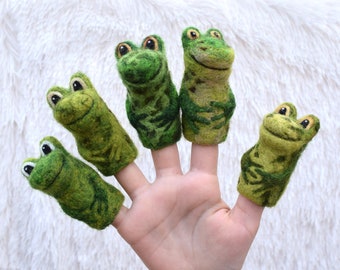 Finger puppets needle felted frogs - felt wool green and speckled frogs