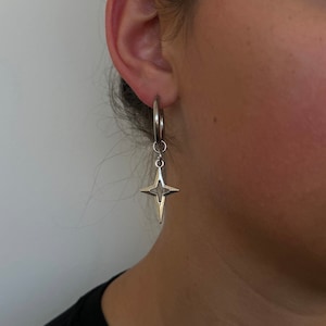 Orecchini a Cerchio da Donna con Pendente a Forma di Pistola in Acciaio Inossidabile – Stile Audace e Urbano | Paris Fashion Shops