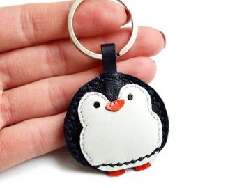 Lindo llavero de pingüino pequeño de cuero, llavero de piel de vaca, hecho a mano, abalorio para bolso de cuero negro 3D, regalo JW