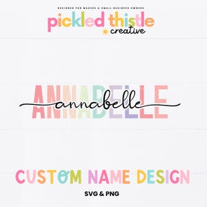 Pode incluir: Um design gráfico com o texto "pickled thistle creative" em cores vibrantes. O nome "Annabelle" está escrito em itálico sobre um fundo pastel. As palavras "CUSTOM NAME DESIGN" e "SVG & PNG" também estão presentes.