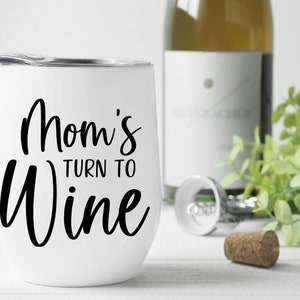 It's Mom's Turn To Wine SVG - Wijn svg, Funny svg, Drinking svg, Funny Sayings svg, Wine Sayings svg