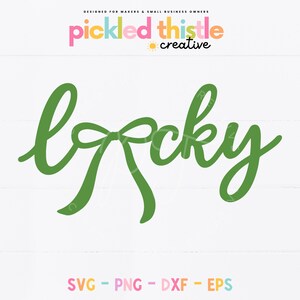 Könnte beinhalten: Grüner kursiver Text, der "Becky" mit einer Schleife in der Mitte liest. Der Text ist ein digitales Designelement. Der obere Teil des Bildes enthält den Text "Designed for Makers & Small Business Owners" und "Pickled Thistle Creative". Der untere Teil des Bildes enthält den Text "SVG - PNG - DXF - EPS".