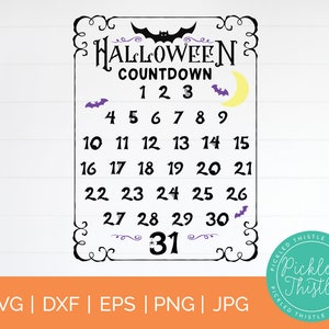 以下が含まれることがあります： 装飾的な枠で囲まれた白黒のハロウィーンカウントダウンサイン。サインにはコウモリ、三日月、1から31までの数字が描かれています。