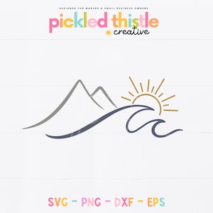 Puede incluir: Gráfico vectorial con una cordillera, olas y un sol. El diseño utiliza tonos grises, azules y dorados. El texto "pickled thistle creative" está en la parte superior y "SVG - PNG - DXF - EPS" en la inferior.