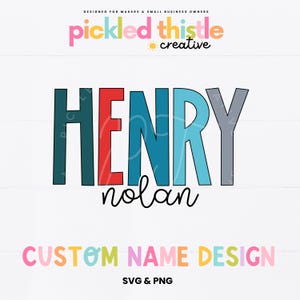 Puede incluir: Un diseño de nombre personalizado con el nombre "HENRY" en letras de bloque de color turquesa, rojo, azul y gris, con "nolan" en cursiva debajo. El diseño incluye el texto "CUSTOM NAME DESIGN" y "SVG & PNG".