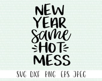Könnte beinhalten: Schwarzer Text auf hellgrünem Hintergrund mit der Aufschrift "NEW YEAR SAME HOT MESS". Darunter stehen die Dateiformate: SVG, DXF, PNG, EPS und JPEG. Der Hintergrund hat ein dezentes, vertikales Strichmuster.