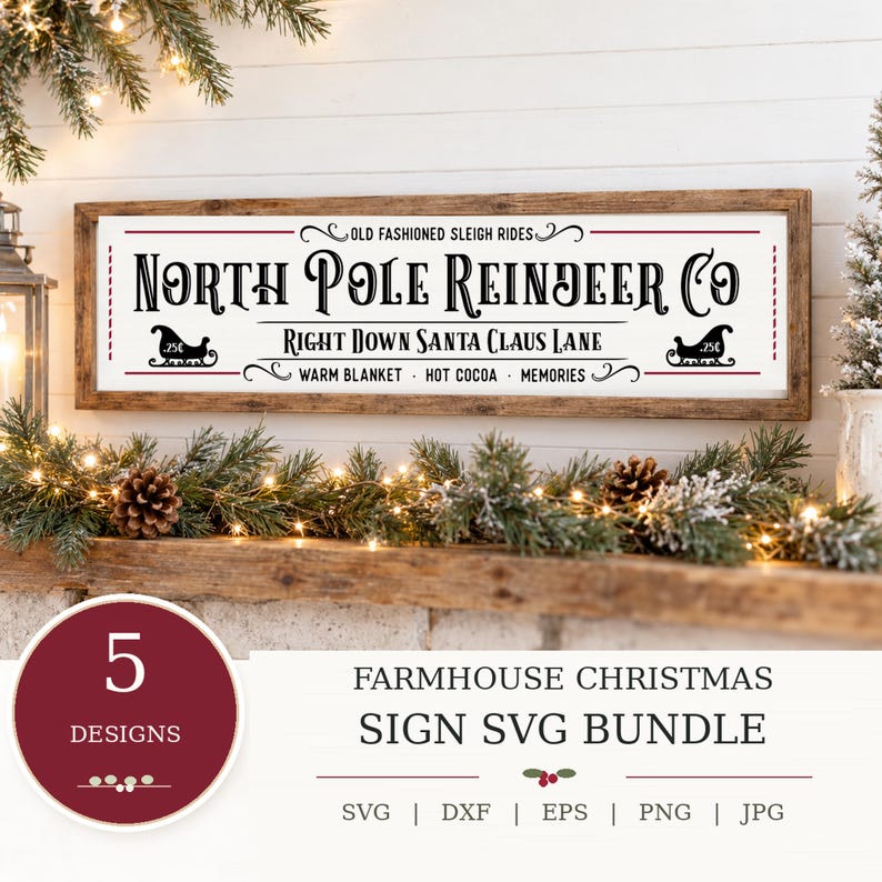 Pu&ograve; includere: Un'insegna rettangolare in legno con sfondo bianco e testo nero che recita North Pole Reindeer Co, Old Fashioned Sleigh Rides, Right Down Santa Claus Lane, Warm Blanket, Hot Cocoa, Memories, e due piccole icone di slitte nere.