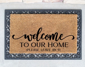 Könnte beinhalten: Eine braune Kokosmatte mit einer schwarzen Willkommensmatte mit dem Text "welcome to our home (please leave by 9)"