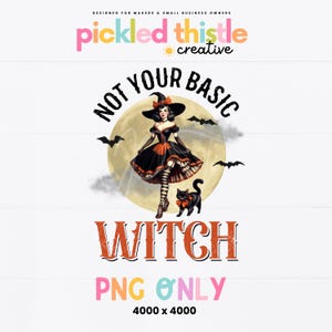 Puede incluir: Una ilustración digital de una bruja con un gato negro frente a una luna llena. La bruja lleva un vestido negro con detalles en naranja y negro. El texto "Not Your Basic Witch" está escrito en un círculo alrededor de la luna. El texto "PNG Only 4000 x 4000" está escrito debajo de la imagen.