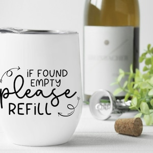 Puede incluir: Un vaso de vino de acero inoxidable blanco con texto negro que dice "Si se encuentra vacío, por favor, rellene" con flechas a cada lado del texto.