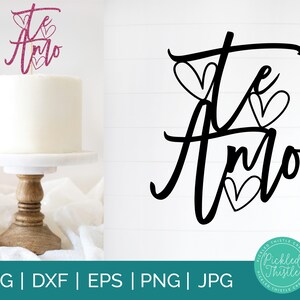 Op de afbeelding: Een zwart-wit grafisch ontwerp van de Spaanse zin "Te Amo" met harten. Het ontwerp is perfect voor een taarttopper of een afdruk.