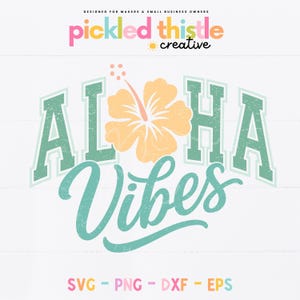 Pode incluir: Um design digital com as palavras "Aloha Vibes" em uma fonte retrô, e uma flor de hibisco laranja claro. O design inclui o texto "SVG - PNG - DXF - EPS" na parte inferior, e as palavras "pickled thistle creative" no topo.