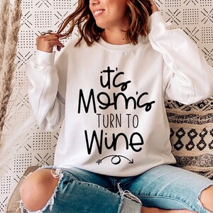 It's Mom's Turn To Wine SVG - Wijn svg, Funny svg, Drinking svg, Funny Sayings svg, Wine Sayings svg