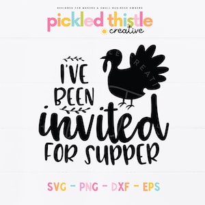 Peut inclure: Sur fond blanc, une silhouette noire de dinde et l'inscription "I've been invited for supper" dans une police fantaisiste. L'image comprend également le texte "SVG - PNG - DXF - EPS".