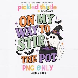 Puede incluir: Gráfico temático de Halloween con el texto "ON MY WAY TO STIR THE POT" en naranja, morado y verde. Un fantasma de dibujos animados con un sombrero de bruja revuelve un caldero burbujeante. Incluye murciélagos y estrellas.