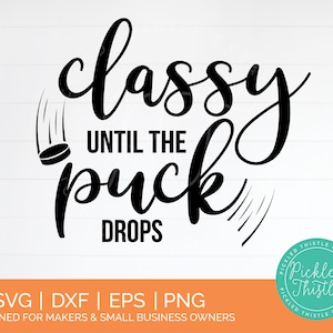 Con clase hasta que The Puck Drops Hockey Mom SVG - hockey mom svg, hockey svg, sports svg, hockey puck svg, sports mom svg, hockey mom shirt png