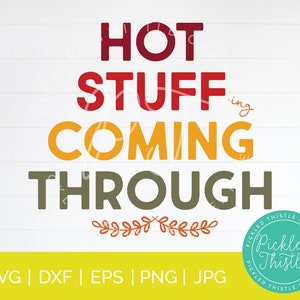 Pode incluir: Um design gráfico com o texto "HOT STUFF COMING THROUGH" em uma fonte sobreposta e colorida. O texto está em vermelho, laranja, amarelo e verde. O design inclui uma pequena borda decorativa de folhas na parte inferior. O texto "Pickled Thistle Creative" está em um círculo na parte inferior do design.