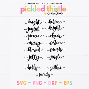 Op de afbeelding: Een digitale download van 12 kerstthemawoorden in een zwart cursief lettertype. De woorden zijn: bright, believe, joyful, bright, peace, cheer, merry, festive, blessed, friends, jolly, jingle, holly, gather en family. De woorden zijn gerangschikt in twee kolommen. De woorden zijn ontworpen voor makers en kleine bedrijven. De woorden zijn beschikbaar in SVG, PNG, DXF en EPS-formaten.