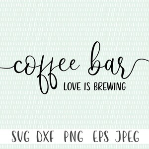 K&ouml;nnte beinhalten: Eine digitale Grafik mit den Worten "coffee bar" in eleganter schwarzer Schrift, darunter "Love is Brewing". Der Hintergrund ist hellgr&uuml;n mit einem dezenten wei&szlig;en Muster. Dateityp-Optionen: SVG, DXF, PNG, EPS, JPEG.
