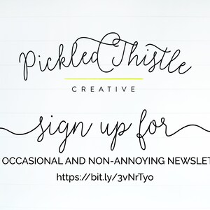 以下が含まれることがあります： 白い背景に、黒い文字で「Pickled Thistle Creative」と「私たちのたまに届く、迷惑にならないニュースレターに登録する」というテキストが書かれており、「https://bit.ly/3vNrTyo」へのリンクがあります。
