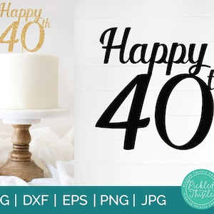 Puede incluir: Un pastel blanco con un adorno de pastel Happy 40th de purpurina dorada. El pastel está sobre un soporte de pastel blanco con una base de madera. El fondo es una superficie de madera blanca. El texto "Happy 40th" también se muestra en texto negro sobre fondo blanco.