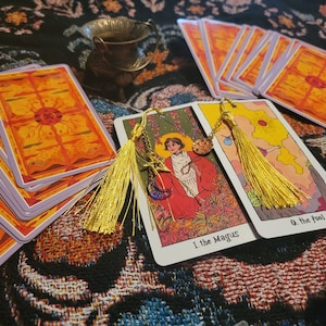 Marcador de cartas del Tarot elegido intuitivamente con borla, amuleto y tarjeta explicativa