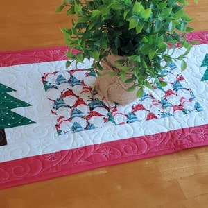 Christmas Gnomes Table Topper, Table Decor for the Holidays, Winter Centerpiece, Quilted tablerunner for Christmas