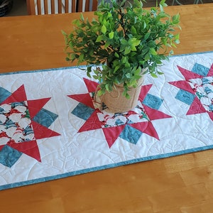 Christmas Gnomes and Star Table Runner, Tablerunner for the Holidays, Winter Centerpiece, Quilted tablerunner for Christmas