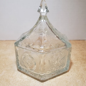 Vintage Amerikaanse koloniale Tiara glas bedekt zeshoek jar met Eagles en sterren, Indiana glas bedekt Snuisterijdoosje, glas zeshoek Snuisterijdoosje