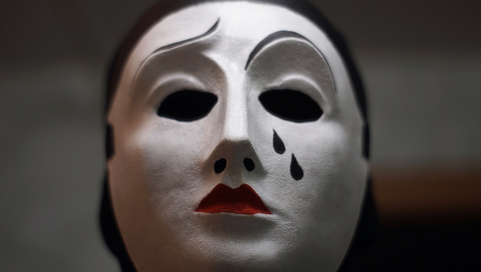 Арлекин маска 5 выпуск. Венецианская маска Пьеро. Маска Арлекина.