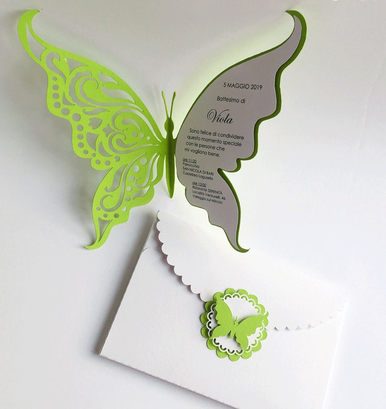 Puede incluir: Una mariposa de papel verde recortada sobre un fondo blanco. La mariposa est&aacute; doblada para crear un efecto 3D. El texto en el fondo dice "5 MAGGIO 2019 Battesimo di Viola Sono felice di condividere questo momento speciale con le persone che mi vogliono bene. Parrocchia SAN NICOLA DI BAR Castellano Lagurello ore 11:30  Locale SERENITA' Localita' Venturini, 44  Villaggio sul Mincio"