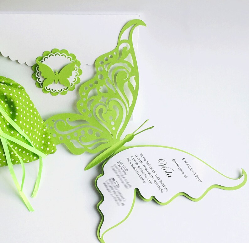 Puede incluir: Una invitaci&oacute;n en forma de mariposa verde con fondo blanco y el texto "5 MAGGIO 2019 Battesimo di Viola Sono felice di condividere questo momento speciale con le persone che mi vogliono bene. 11:20 Parrocchia ore 12:00"