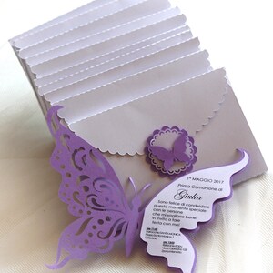 Puede incluir: Invitaci&oacute;n en forma de mariposa morada con borde festoneado. La invitaci&oacute;n es para una celebraci&oacute;n de la Primera Comuni&oacute;n para Giulia el 1 de mayo de 2017. La invitaci&oacute;n incluye el texto "Sono felice di condividere questo momento speciale con le persone che mi vogliono bene. Vi invito a fare festa con me!"