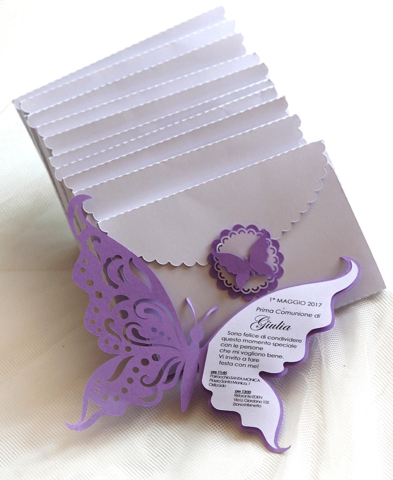 Puede incluir: Invitaci&oacute;n en forma de mariposa morada con borde festoneado. La invitaci&oacute;n es para una celebraci&oacute;n de la Primera Comuni&oacute;n para Giulia el 1 de mayo de 2017. La invitaci&oacute;n incluye el texto "Sono felice di condividere questo momento speciale con le persone che mi vogliono bene. Vi invito a fare festa con me!"
