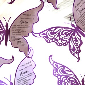 Puede incluir: Invitaciones en forma de mariposa de color morado sobre un fondo blanco. Las invitaciones son para una celebraci&oacute;n de la Primera Comuni&oacute;n de Giulia el 1 de mayo de 2017. El texto dice "Sono felice di condividere questo momento speciale con le persone che mi vogliono bene. Vi invito a fare festa con me!"