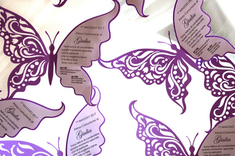 Puede incluir: Invitaciones en forma de mariposa de color morado sobre un fondo blanco. Las invitaciones son para una celebraci&oacute;n de la Primera Comuni&oacute;n de Giulia el 1 de mayo de 2017. El texto dice "Sono felice di condividere questo momento speciale con le persone che mi vogliono bene. Vi invito a fare festa con me!"