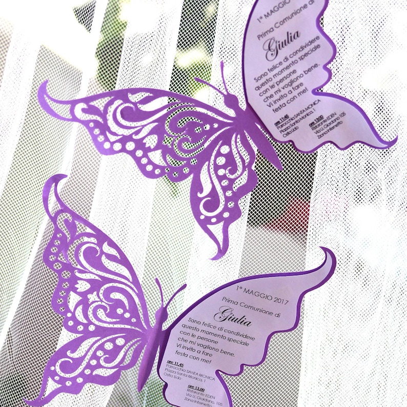 Puede incluir: Dos recortes de mariposas moradas sobre un fondo blanco. Las mariposas est&aacute;n decoradas con dise&ntilde;os intrincados. El texto en la tarjeta dice "1&deg; MAGGIO 2017 Prima Comunione di Giulia Sono felice di condividere questo momento speciale con le persone che mi vogliono bene. Vi invito a fare festa con me!"