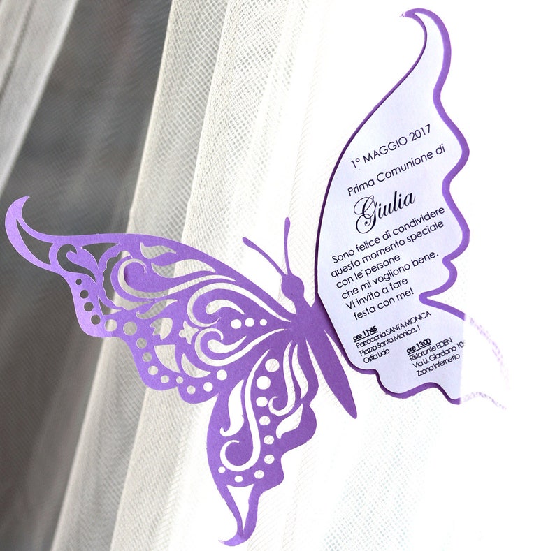 Puede incluir: Una invitaci&oacute;n en forma de mariposa morada para una celebraci&oacute;n de Primera Comuni&oacute;n. La invitaci&oacute;n presenta el nombre "Giulia" y la fecha "1&deg; MAGGIO 2017". El texto dice "Sono felice di condividere questo momento speciale con le persone che mi vogliono bene. Vi invito a fare festa con me!"