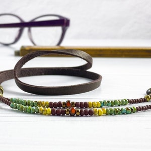 Chaîne de lunettes de style minimaliste. Perles de verre marron mat, dorées et turquoise. Porte-lunettes de soleil en cuir marron. Cordon à lunettes. Marron