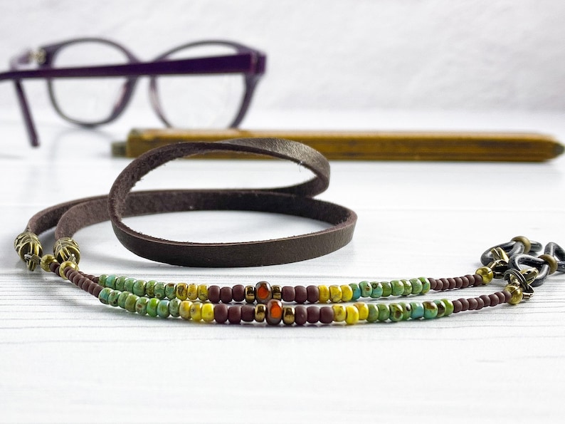 Chaîne de lunettes de style minimaliste. Perles de verre marron mat, dorées et turquoise. Porte-lunettes de soleil en cuir marron. Cordon à lunettes. Marron