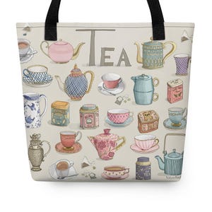 Può includere: Una borsa tote con manici neri caratterizzata da uno sfondo color crema stampato con una varietà di illustrazioni colorate di teiere, tazze da tè, piattini e barattoli da tè. La parola "Tea" è stampata in grandi lettere grigie centrate.