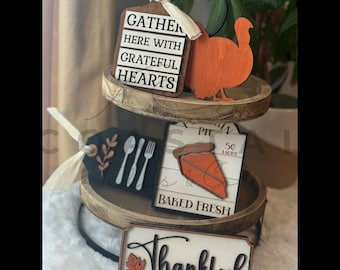 Conjunto de Bandeja Decorativa de Vários Andares com Mini Placas de Ação de Graças