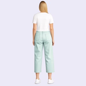 Puede incluir: Una camiseta blanca lisa de manga corta combinada con pantalones anchos de color verde menta claro. Los pantalones presentan un dise&ntilde;o de cintura alta con dos bolsillos traseros y un dobladillo recto que cae por encima de los tobillos. El conjunto se completa con zapatillas blancas.