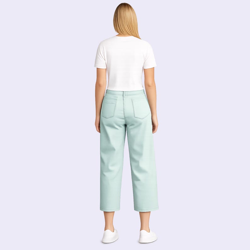 Puede incluir: Una camiseta blanca lisa de manga corta combinada con pantalones anchos de color verde menta claro. Los pantalones presentan un dise&ntilde;o de cintura alta con dos bolsillos traseros y un dobladillo recto que cae por encima de los tobillos. El conjunto se completa con zapatillas blancas.
