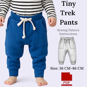 Puede incluir: Pantalones azules para bebé con cordón blanco y bolsillos. El patrón de costura se llama "Tiny Trek Pants". El rango de tallas es de 56 cm-86 cm. La imagen incluye un icono PDF.