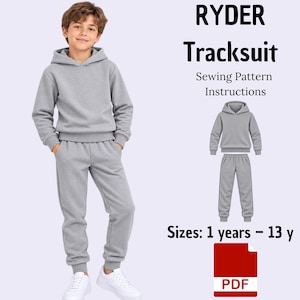 Op de afbeelding: Een grijze hoodie en bijpassende joggingbroek, gelabeld als RYDER Tracksuit Sewing Pattern Instructions. De tekst geeft de maten 1 years – 13 y aan en bevat een rood PDF-bestandspictogram. Het kledingstuk heeft lange mouwen en boorden.
