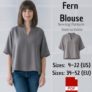 Op de afbeelding: Een grijze blouse met een V-hals en korte mouwen, gepresenteerd als naaipatroon. De tekst luidt Fern Blouse Sewing Pattern Instructions, Sizes: 4-22 (US), Sizes: 34-52 (EU), inclusief een rood PDF-pictogram voor het digitale bestandsformaat.