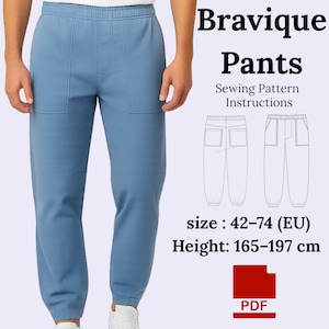 Op de afbeelding: Lichtblauwe broek met een elastische tailleband en twee voorzakken. De afbeelding bevat de tekst "Bravique Pants" en "Sewing Pattern Instructions". De maat is 42-74 (EU) en de hoogte is 165-197 cm. Er is ook een PDF-pictogram.